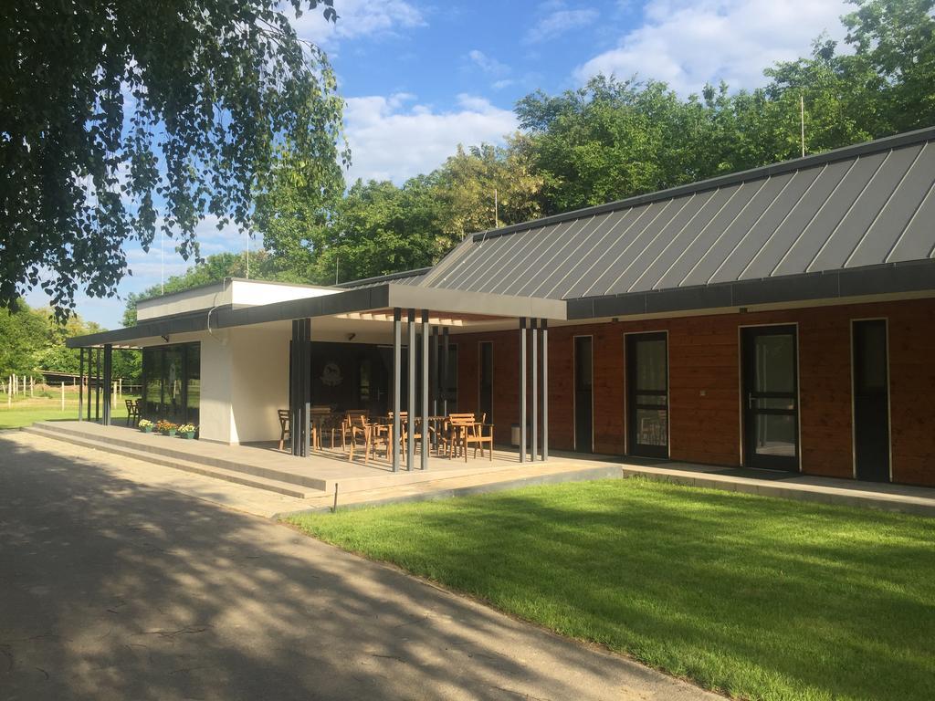 Mohacsi Wellness Vendeghaz Es Lovasklub酒店 外观 照片